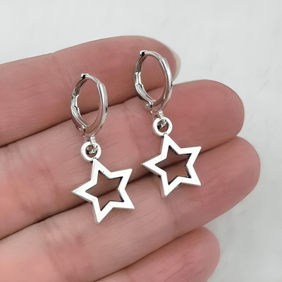 Astrielle - Stervormige zirkonia oorbellen met kruisdetail
