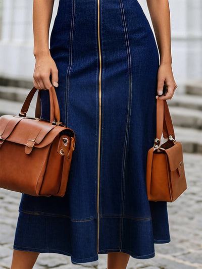 Romy – Donkerblauwe denim maxi-jurk met ritssluiting aan de voorkant en ronde hals