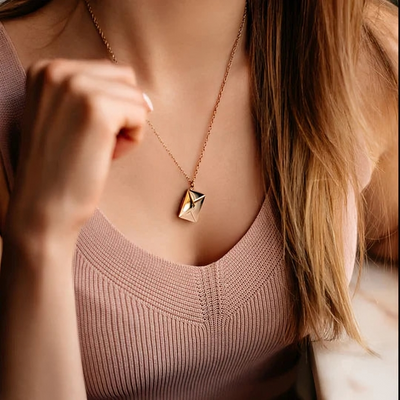 Sofia - Geometrische hangerketting met envelop