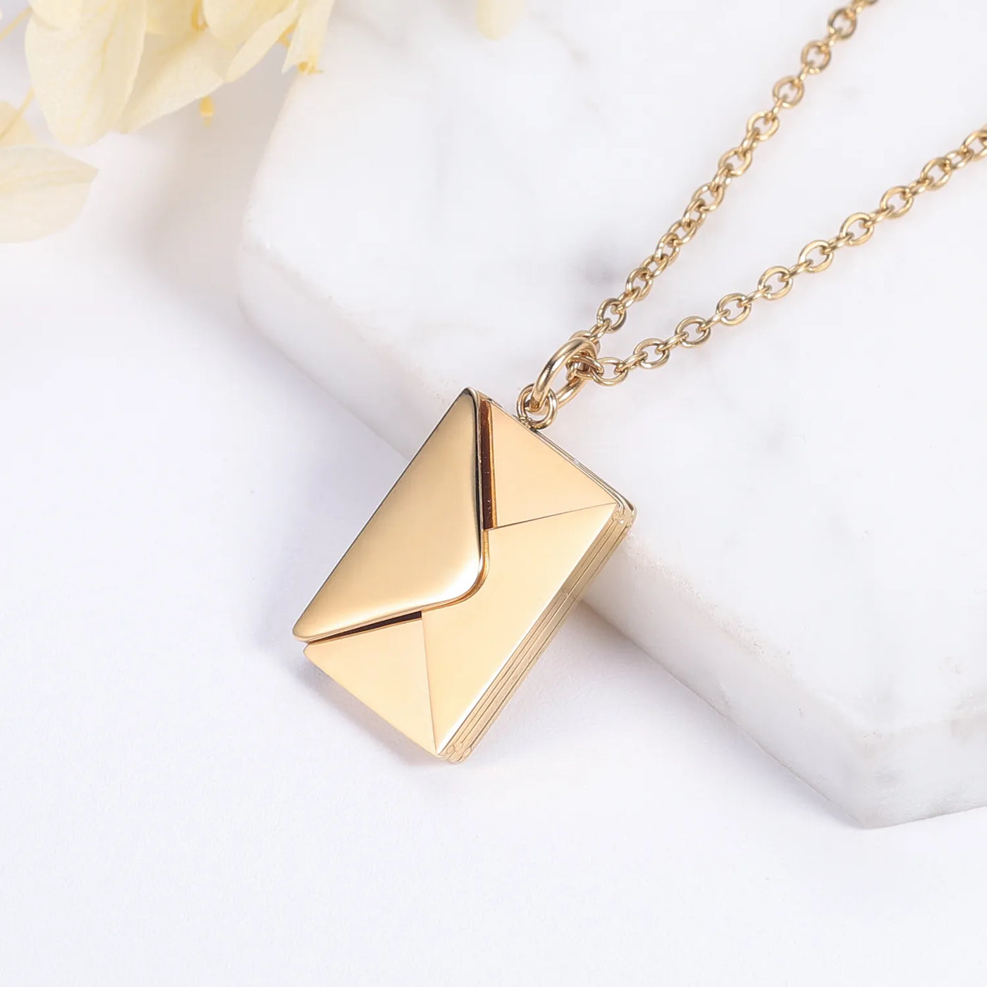 Sofia - Geometrische hangerketting met envelop
